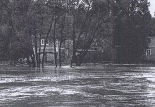 Bobr&oacute;w. Pow&oacute;dź 1977 roku. 