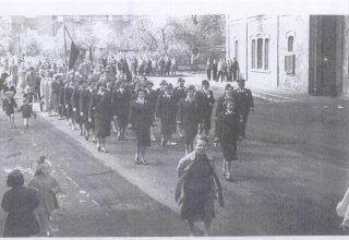 1958 rok. Mysłakowice. Przemarsz pokoju. Duzyna PCK