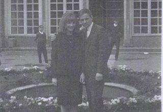 Mieszkańcy Mysłakowic obok Pałacu Kr&oacute;lewskiego. 1964 rok.