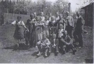 Pierwsi mieszkańcy osiedla "Czerwony Dworek" w Mysłakowicach,  koniec lat 40-tych. 