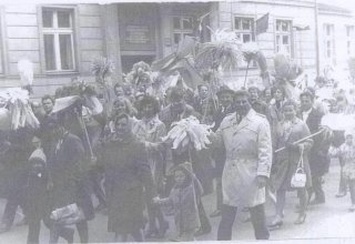 Pracownicy DZPLn "Orzeł" Mysłakowice. 1 maja 1972 roku. Kowary