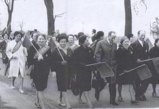 Święto Pracy 1974 rok. Przemarsz pracownik&oacute;w DZPLn "Orzeł" 