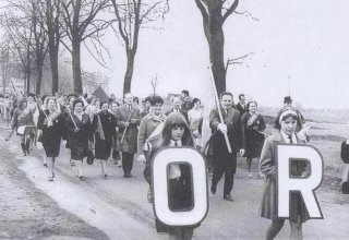 Święto Pracy 1974 rok. Przemarsz pracownik&oacute;w DZPLn "Orzeł" 