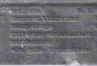 Przymusowi pracownicy w w zakładach lniarskich w Mysłakowicach czasie II wojny światowej posiadali metalowe identyfikatory. 
