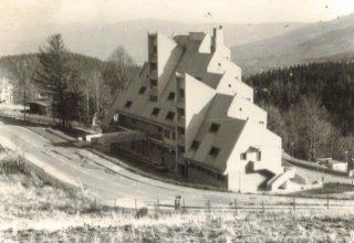 Dom wczasowy "Olen" w Karpaczu był własnością DZPLn "Orzeł" w Mysłakowicach. Foto z lat 80-tych