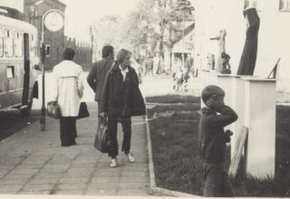 Koniec lat 60-tych. Ulica Daszyńskiego Mysłakowice obok Gminnego Ośrodka Kultury ( wcześniej klub Radar).