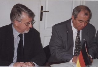 2000 rok. Podpisanie umowy partnerskiej między Gminą Mysłakowice a Gminą Leopoldschohe (Niemcy)