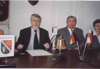 2000 rok. Podpisanie umowy partnerskiej między Gminą Mysłakowice a Gminą Leopoldschohe (Niemcy)