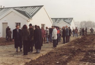 1997 rok. Przydział mieszkań dla poszkodowanych od powodzi. Mysłakowice 