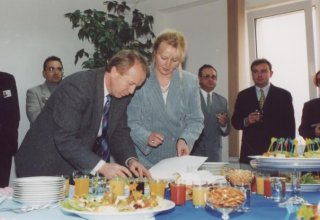1997 rok. Przydział mieszkań dla poszkodowanych od powodzi. Mysłakowice 