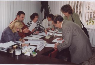 1997 rok. Przydział mieszkań dla poszkodowanych od powodzi. Mysłakowice 
