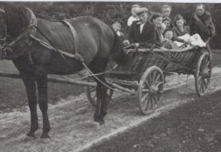 Chrzciny dziecka Państwa Jaskul&oacute;w. 1951 rok. Mysłakowice