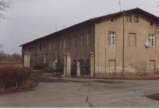 Budynki po dawnym Folwarku Pałacu, p&oacute;źniej budynki PGR w Mysłakowicach. 1998 rok