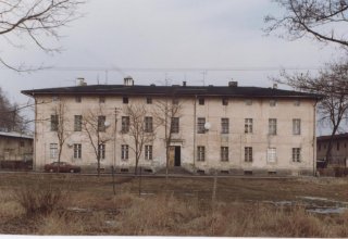 Budynki po dawnym Folwarku Pałacu, p&oacute;źniej budynki PGR w Mysłakowicach. 1998 rok