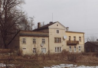 Budynki po dawnym Folwarku Pałacu, p&oacute;źniej budynki PGR w Mysłakowicach. 1998 rok