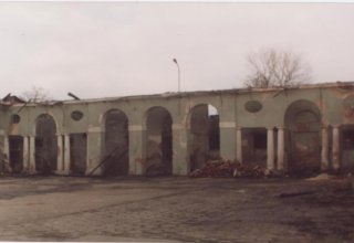 Zabytkowy folwark kompleksu Pałacowego w Bukowcu, z 1800 roku. Widok po pożarze w 2005 roku.
