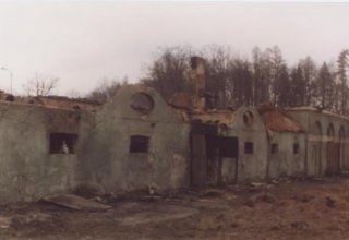 Zabytkowy folwark kompleksu Pałacowego w Bukowcu, z 1800 roku. Widok po pożarze w 2005 roku.