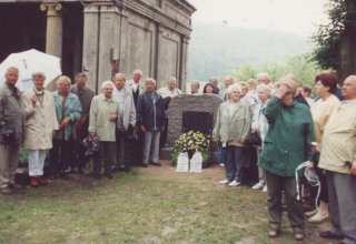 Uroczyste osłonięcie kamienia ku pamięci dawnych mieszkańc&oacute;w Zillertal-Erdmannsdorf. 2001 rok Cmentarz  w Mysłakowicach. 