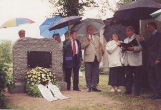 Uroczyste osłonięcie kamienia ku pamięci dawnych mieszkańc&oacute;w Zillertal-Erdmannsdorf. 2001 rok Cmentarz  w Mysłakowicach. 