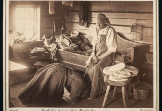 Karelski zwyczaj-przez pierwsze 6 miesięcy po ślubie synowa, rozpoczynając pracę, prosiła o błogosławieństwo teściową. Rok 1894