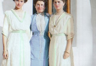 Wielkie księżniczki Olga i Tatiana Nikołajewna z baronową Sofią Buxgevden 1913 rok.
