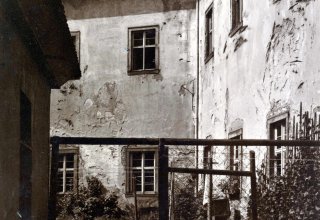 1910 rok. Cieplice Śląskie-Zdr&oacute;j, opactwo Cysters&oacute;w, dziedziniec wewnętrzny, fragment