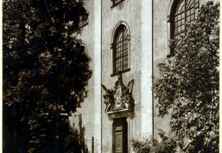 Kości&oacute;ł św. Jana, elewacja boczna, fragment z portalem. Cieplice Śląskie-Zdr&oacute;j (niem. Bad Warmbrunn), ok 1910 rok.