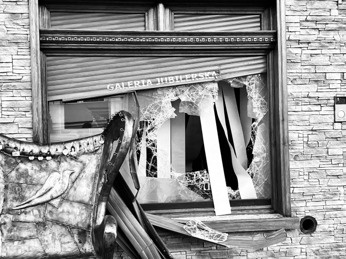 31 marca 2023r doszło do włamania z rabunkiem w znanej firmie jubilerskiej w Piechowicach