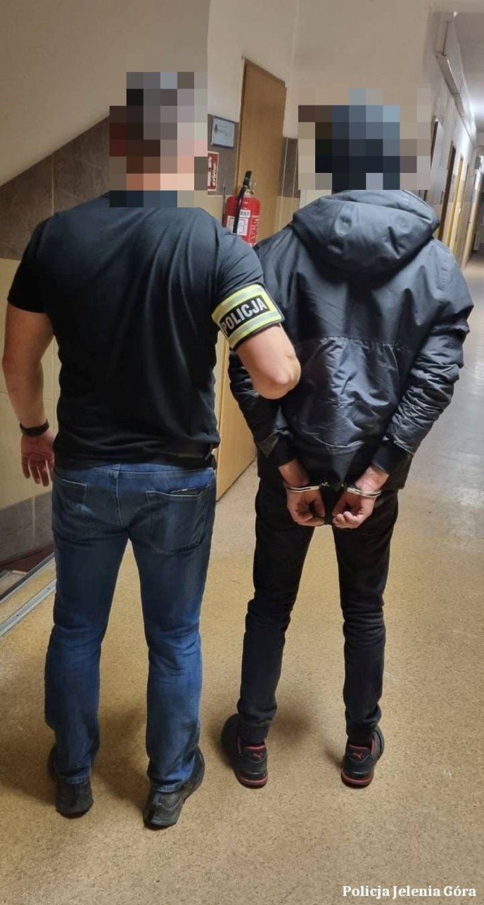 Policjanci zatrzymali dwóch nastolatków, którzy dopuścili się rozboju. 18-latek został tymczasowo aresztowany na 2 miesiące