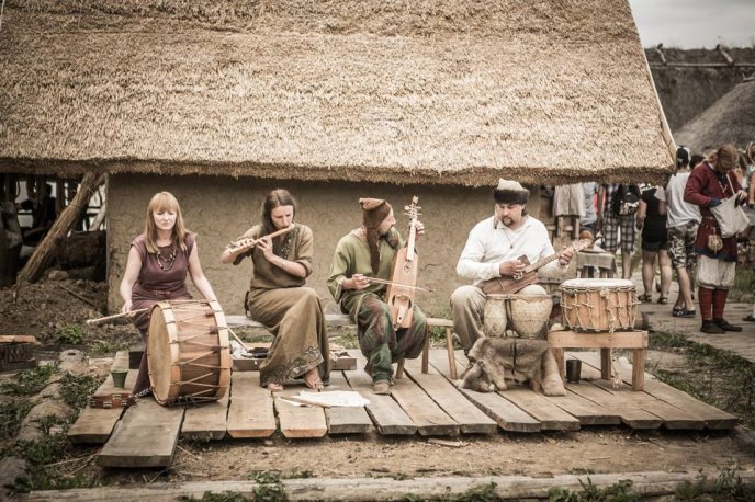 Zapraszamy na koncert zespołu „Ęzibaba” oraz na wernisaż prac Aleksandra Karcza. 19.04.2024, 18:00 GOK Mysłakowice