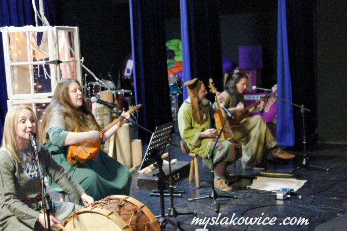 Niezwykły koncert w GOK Mysłakowice. Magia słowiańskiej muzyki w wykonaniu zespołu Ęzibaba przeniosła nas do świata przodków