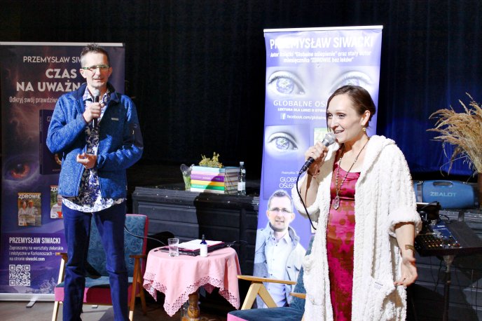 Autor bestsellerów z Kostrzycy i niezwykły głos Joanny Bałkoty. Wyjątkowe spotkanie w Mysłakowicach