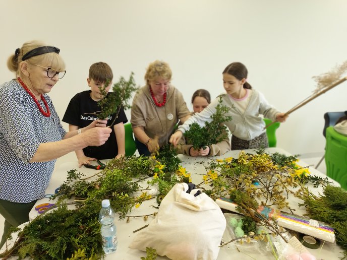 Wspólne tworzenie i trochę bałaganu. Warsztaty palm w Mysłakowicach