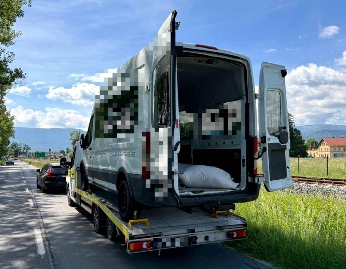 Tytoniowy transport zatrzymany w Mysłakowicach. W aucie było 220 kilogramów nielegalnego towaru