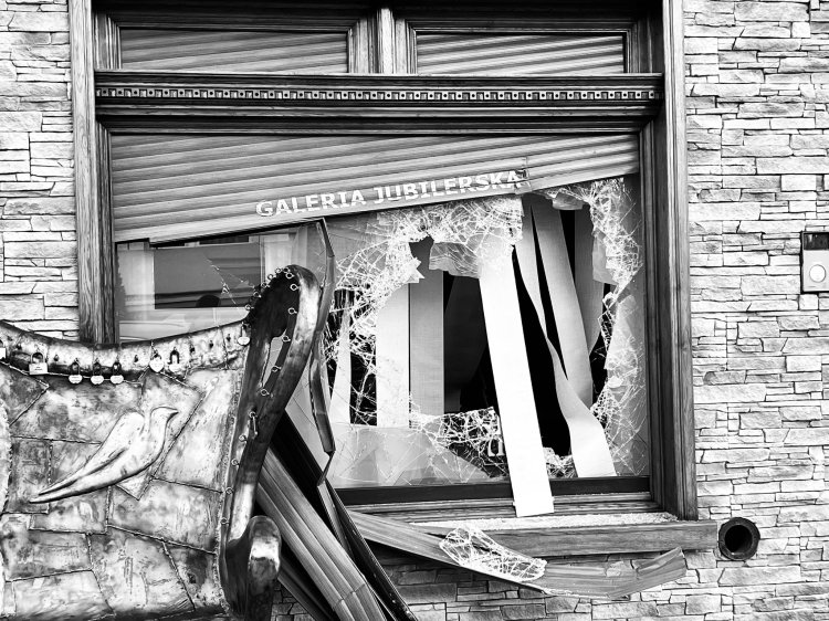 31 marca 2023r doszło do włamania z rabunkiem w znanej firmie jubilerskiej w Piechowicach