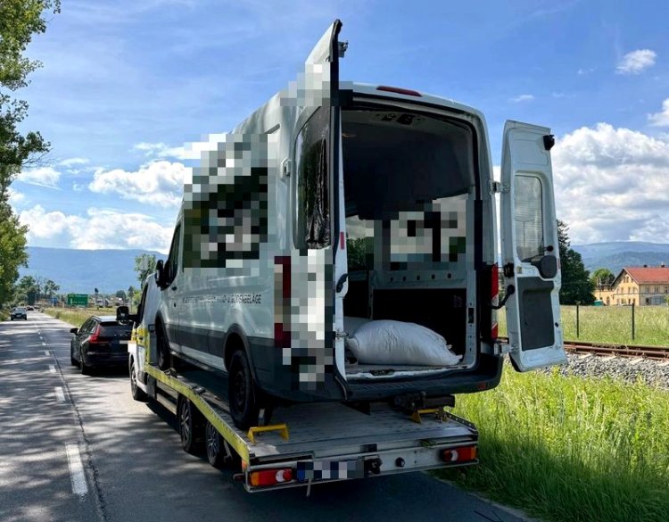 Tytoniowy transport zatrzymany w Mysłakowicach. W aucie było 220 kilogramów nielegalnego towaru