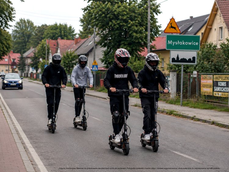 Mysłakowice: kobieta zgłasza, że została opluta przez młodzież na hulajnogach